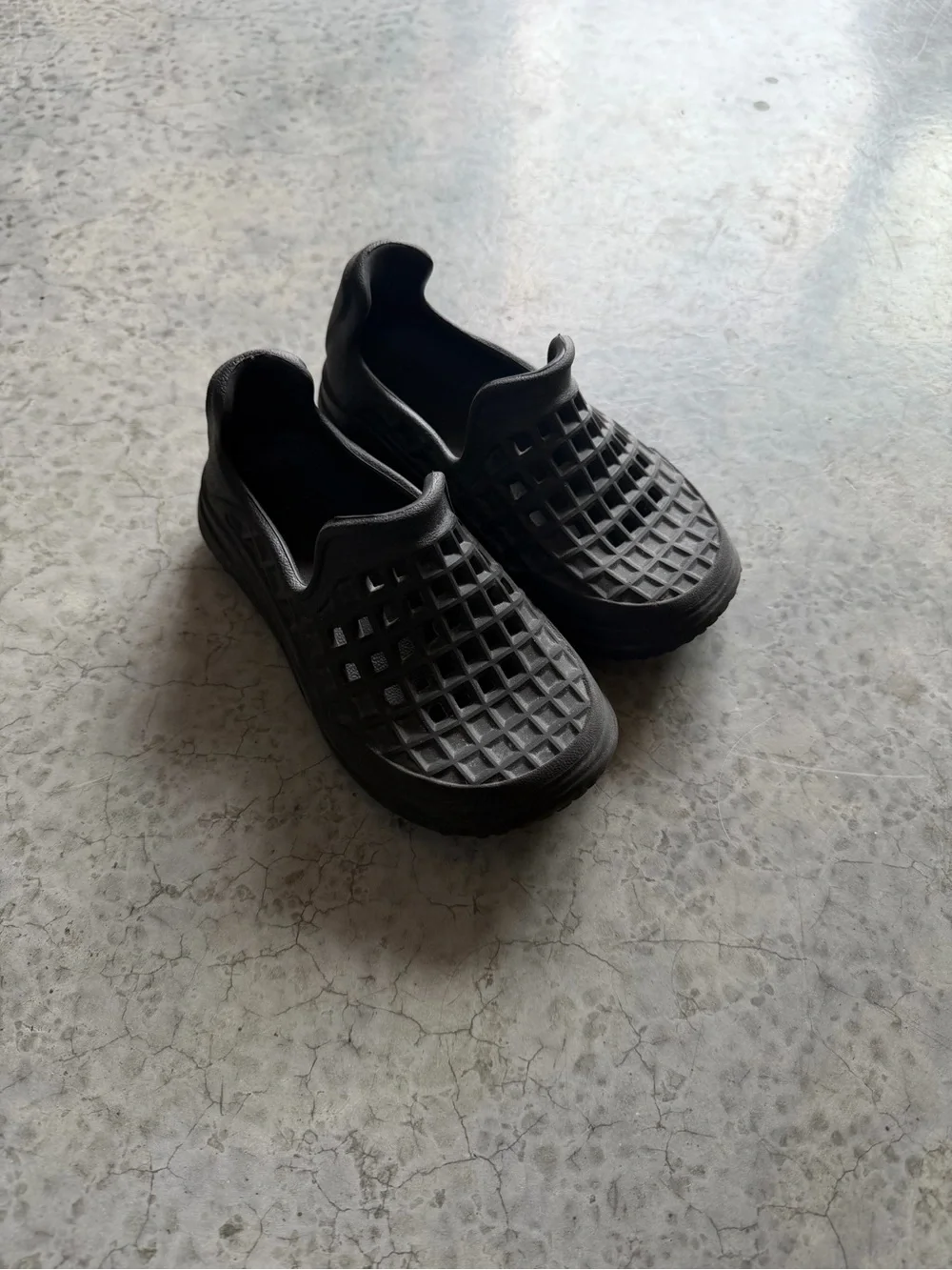 Kids Water Slip-On Clogs in Black